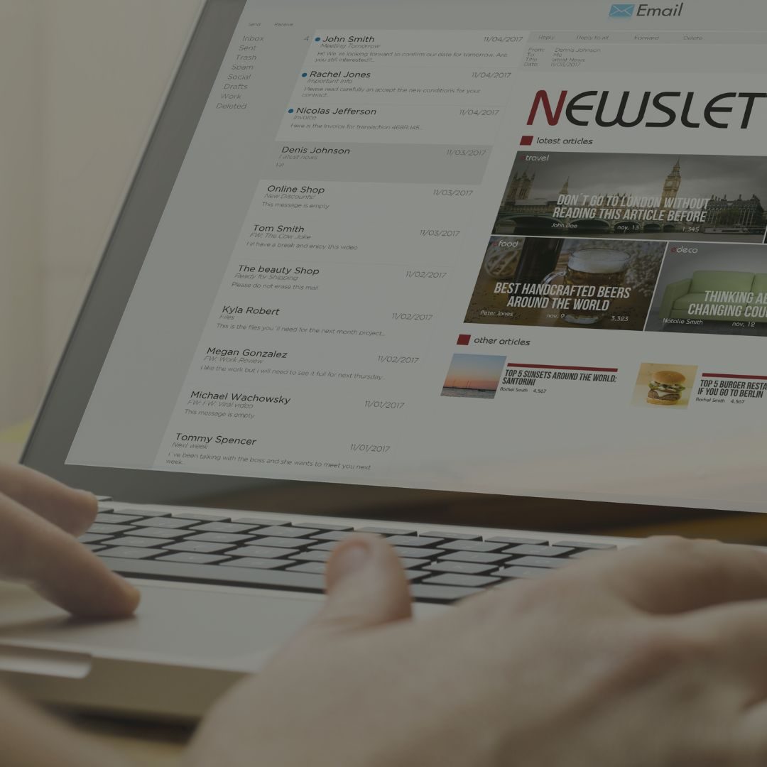 Online Marketing Newsletter Eine Person arbeitet an einem Laptop mit einer Newsletter-Anzeige auf dem Bildschirm.