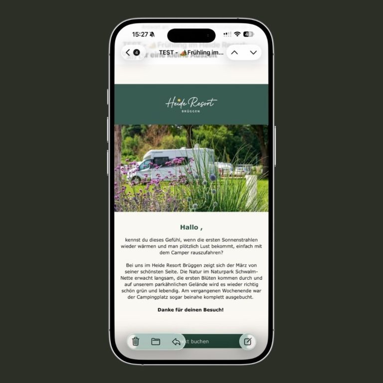 Newslettermarketing Homepage von Heide Resort mit Blumen und einem weißen Wohnmobil im Hintergrund. Newsletter