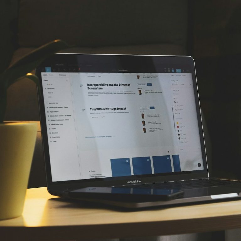 Strategie & Planung Laptop auf einem Tisch, neben einer Blume, mit geöffnetem Dashboard.