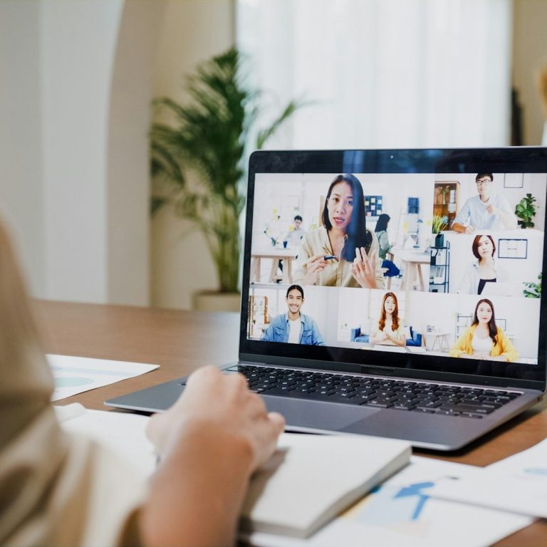 Kennenlernen Ein Laptopbildschirm mit einer Online-Konferenz und mehreren Teilnehmern.